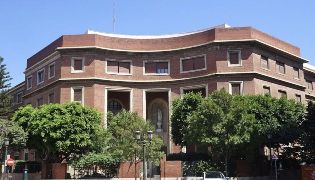 Fachada del colegio Nuestra Señora de Loreto en Valencia, relacionada con el escándalo por agresión entre alumnos en un viaje escolar.