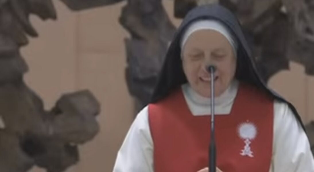 Religiosa adoratriz hablando sobre la esperanza entre pasado y futuro ante el Papa León XIV