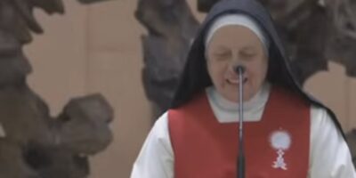 Religiosa adoratriz hablando sobre la esperanza entre pasado y futuro ante el Papa León XIV