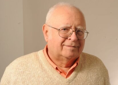 Virgil Nemoianu con suéter beige y gafas, en una imagen retrato.