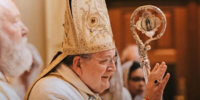 El Cardenal Burke conmemora 50 años de sacerdocio durante una ceremonia solemne