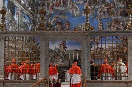 Cardenales reunidos en la Capilla Sixtina durante un cónclave bajo el Juicio Final de Miguel Ángel