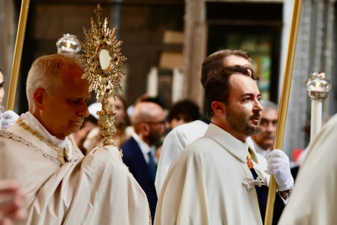 El Papa León XIV en la procesión de Corpus Christi portando el Santísimo Sacramento