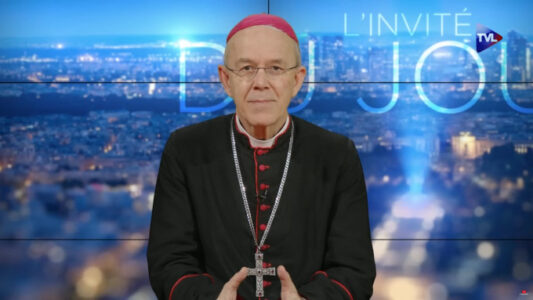 Monseñor Athanasius Schneider pide libertad para la Misa tradicional en entrevista televisiva