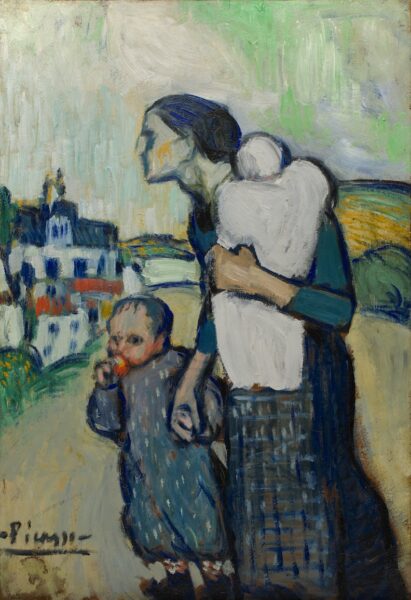 Madre con dos hijos, uno cargado y otro caminando, simbolizando los desafíos de la maternidad.