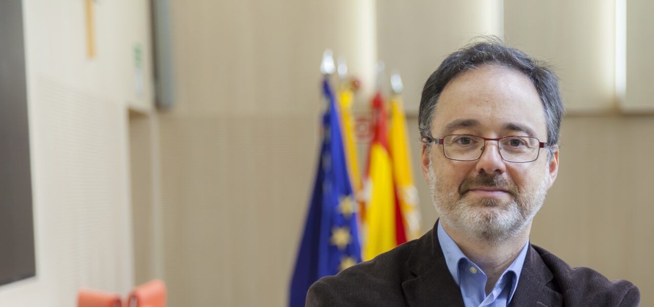 Director de cátedra de la Universidad Pontificia de Comillas en un entorno institucional