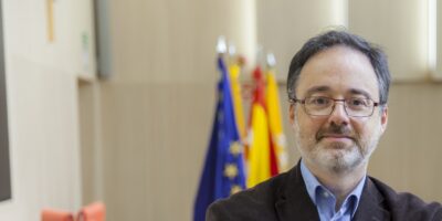 Director de cátedra de la Universidad Pontificia de Comillas en un entorno institucional