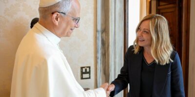 El Papa recibe a Meloni estrechando su mano durante una audiencia oficial en el Vaticano
