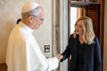 El Papa recibe a Meloni estrechando su mano durante una audiencia oficial en el Vaticano