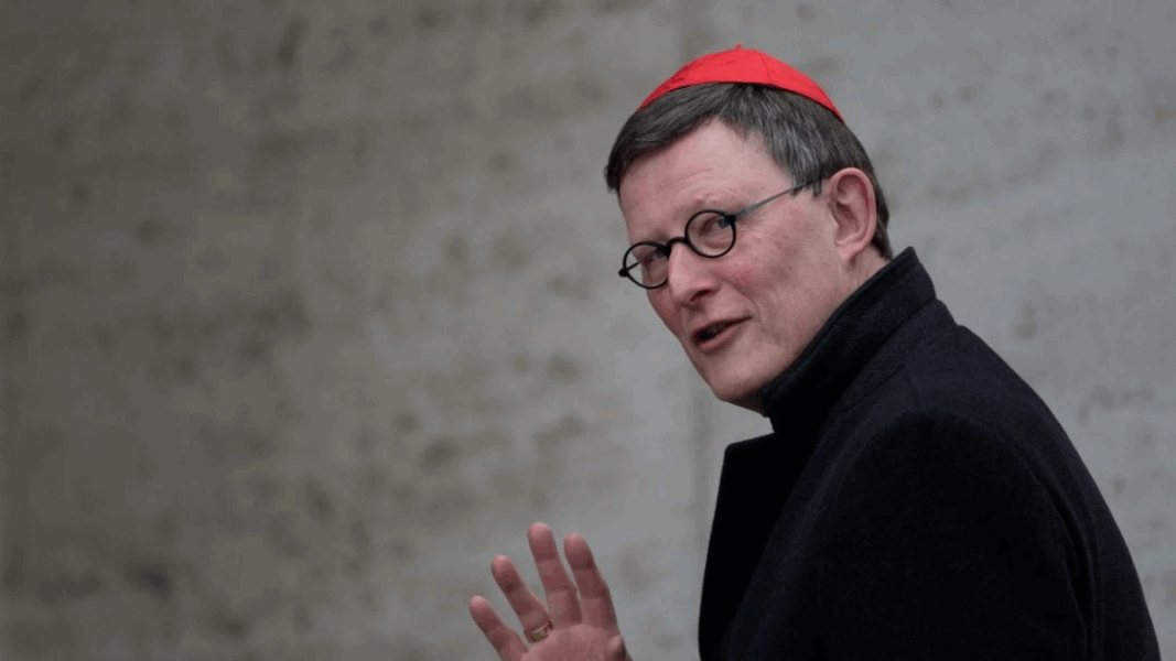 Cardenal Woelki saluda mientras rechaza acusaciones sin pruebas