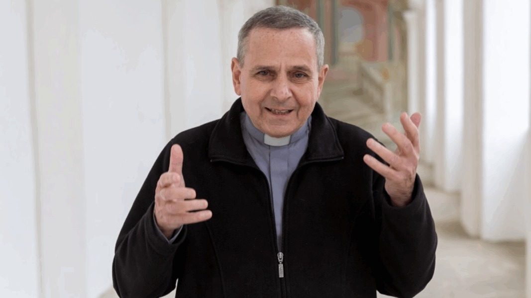 Sacerdote Winfried Abel gesticulando mientras expresa su desacuerdo con la diócesis de Fulda.