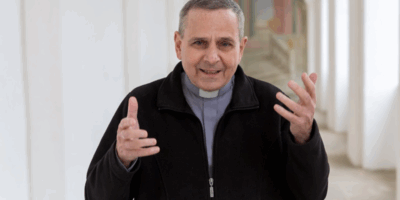 Sacerdote Winfried Abel gesticulando mientras expresa su desacuerdo con la diócesis de Fulda.