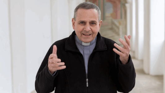 Sacerdote Winfried Abel gesticulando mientras expresa su desacuerdo con la diócesis de Fulda.