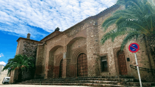 Fachada de la iglesia de San Juan Bautista en Herrera del Duque, afectada por la expropiación del Ayuntamiento