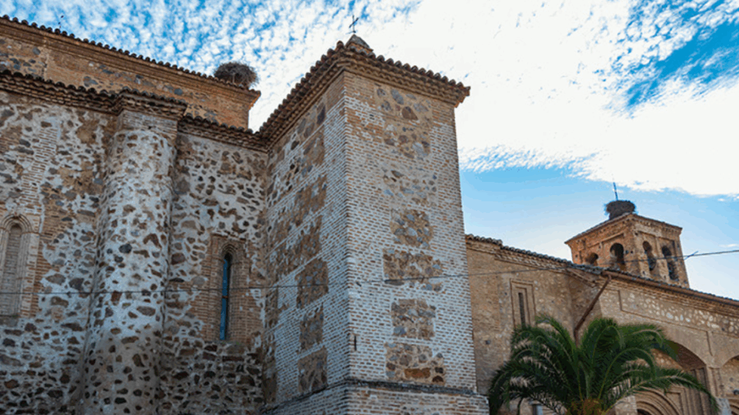Fachada de la parroquia de San Juan Bautista en Herrera del Duque, afectada por la expropiación.
