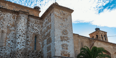 Fachada de la parroquia de San Juan Bautista en Herrera del Duque, afectada por la expropiación.