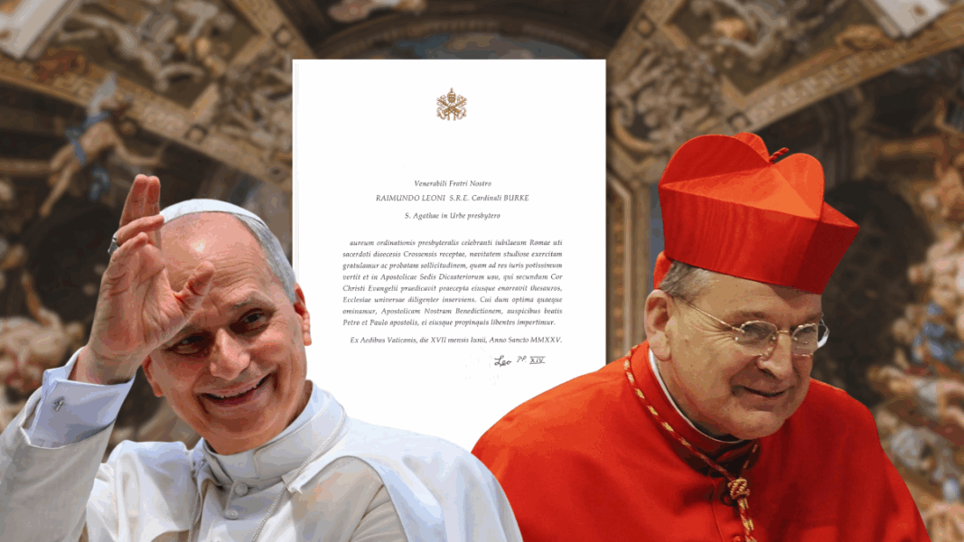 El Papa León XIV y el Cardenal Burke con la carta conmemorativa por los 50 años de sacerdocio