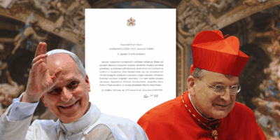 El Papa León XIV y el Cardenal Burke con la carta conmemorativa por los 50 años de sacerdocio
