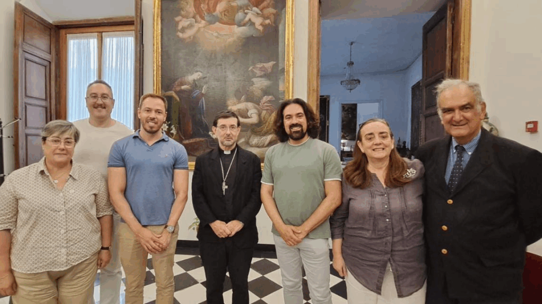 Cobo se fotografía con CRISMHOM, lobby gay eclesial