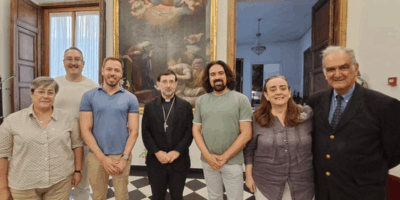 Cobo se fotografía con CRISMHOM, colectivo LGTB cristiano, en una reunión eclesial