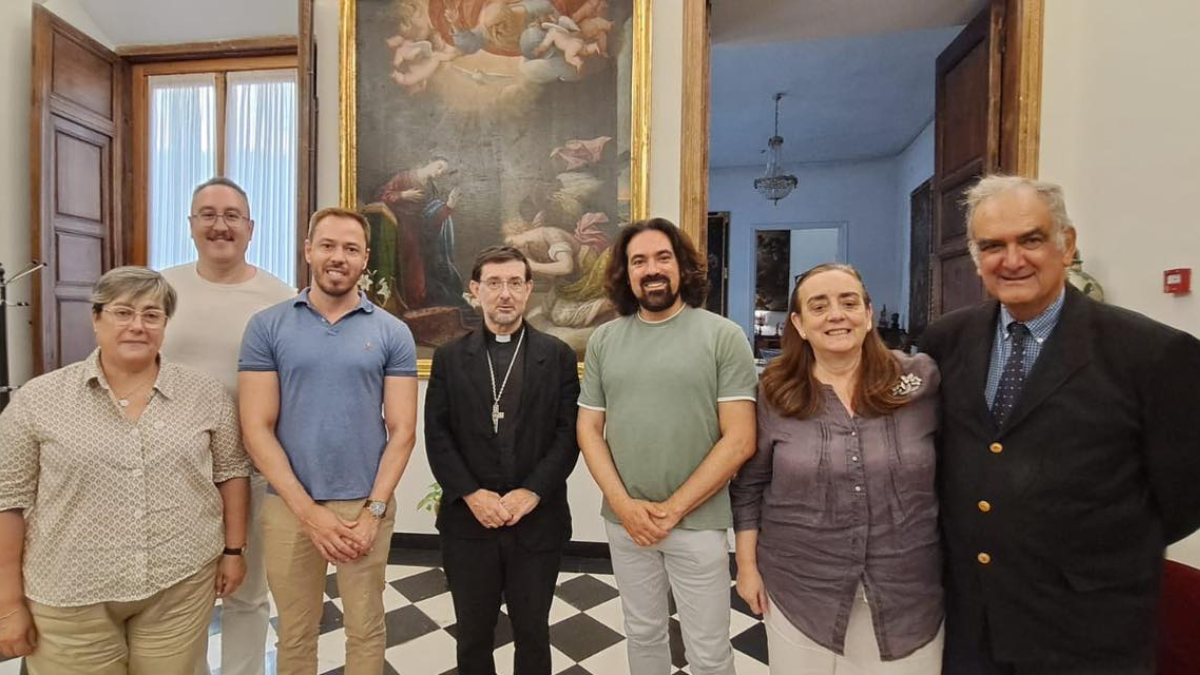 Cobo se fotografía con CRISMHOM, colectivo LGTB cristiano, en una reunión eclesial