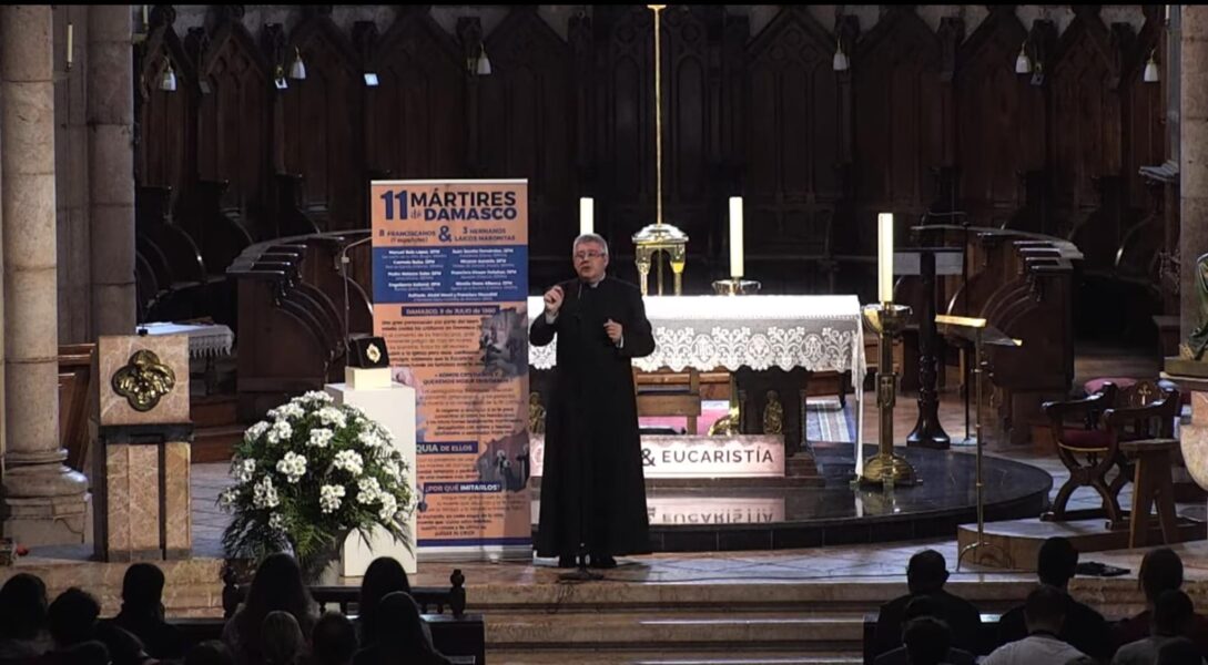 Jorge López Teulón postulador de mártires durante su intervención en el altar del santuario de Covadonga.