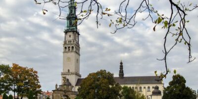 Vista del santuario donde Polonia se arrodilla en Częstochowa, con la torre del monasterio de Jasna Góra.