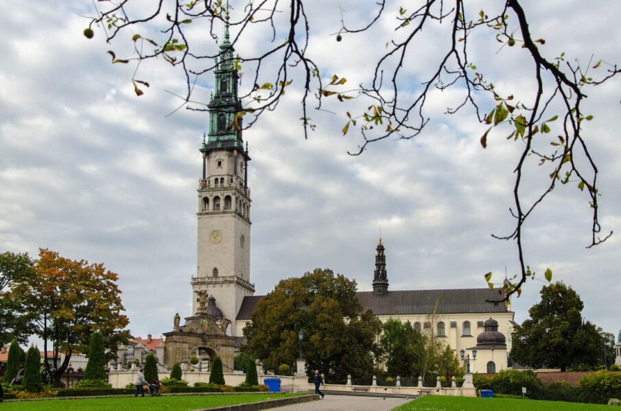 Vista del santuario donde Polonia se arrodilla en Częstochowa, con la torre del monasterio de Jasna Góra.