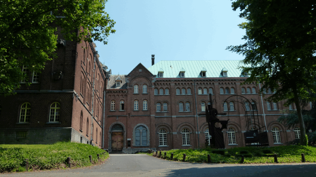 Fachada de la abadía benedictina de Keizersberg, disuelta temporalmente tras denuncias