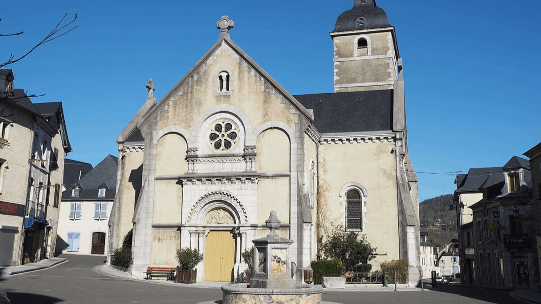 Fachada de la iglesia Saint Germain de Arudy, profanada en Francia