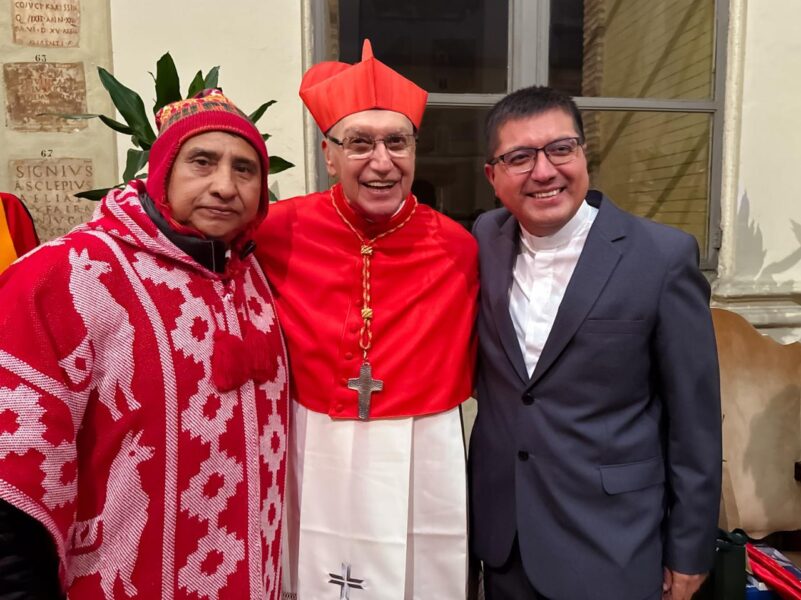 Padre Bytton junto a un cardenal durante un evento, imagen sobre sinodalidad e ingresos eclesiales