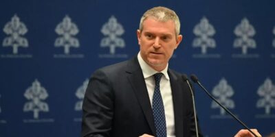 El portavoz del Vaticano, Matteo Bruni, habla sobre el informe ignorado por Francisco