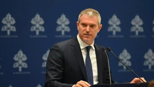 El portavoz del Vaticano, Matteo Bruni, habla sobre el informe ignorado por Francisco