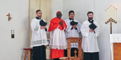 El cardenal Robert Sarah en el altar junto a varios ministros durante la apertura del congreso sobre liturgia en EE.UU.