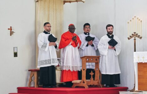 El cardenal Robert Sarah en el altar junto a varios ministros durante la apertura del congreso sobre liturgia en EE.UU.