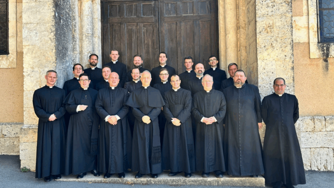 Miembros del Instituto del Buen Pastor tras la reelección del padre Luis Gabriel Barrero como Superior General.