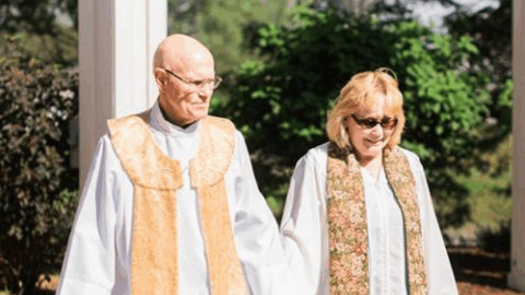 Pareja de exsacerdotes de CORPUS vestidos con ornamentos litúrgicos