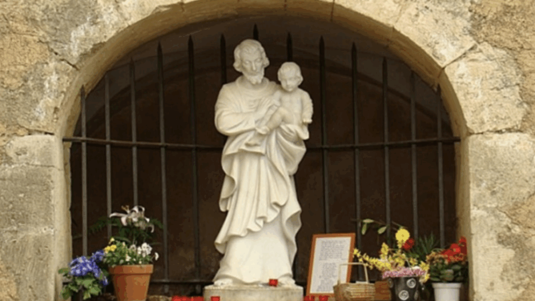 Estatua de San José con el Niño Jesús en Cotignac, destino de la peregrinación de más de 2000 hombres
