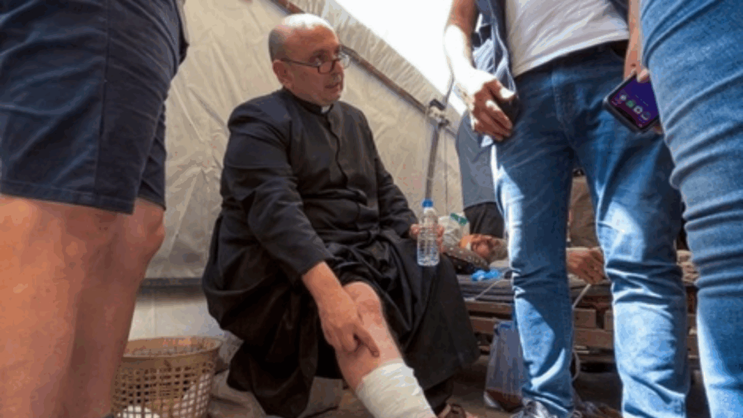 El padre Gabriel Romanelli herido tras bombardeo a la Iglesia católica de Gaza