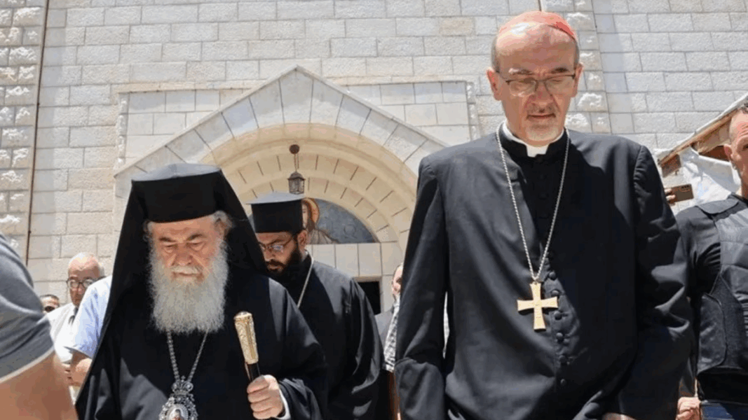 El cardenal Pierbattista Pizzaballa y el patriarca Teófilo III entrando juntos a Gaza tras el bombardeo de la parroquia católica