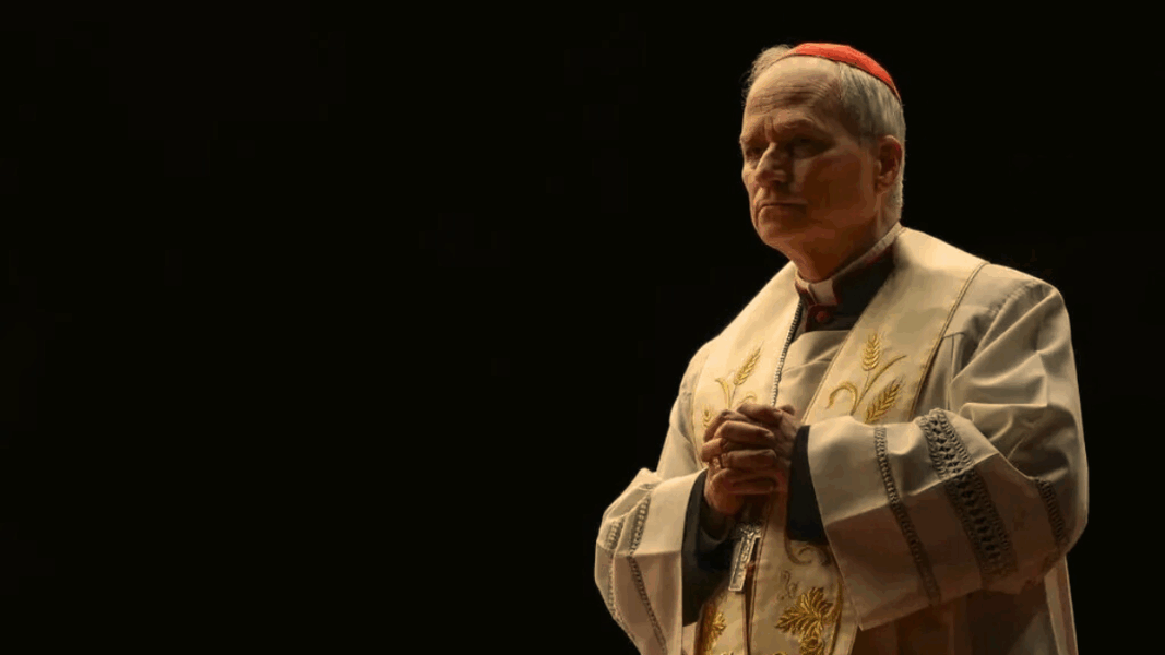 El silencio de León y un plato blanco