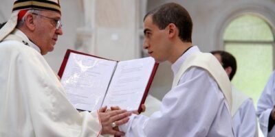 El brazo derecho oficioso de Bergoglio, Juan Cruz Villalón, durante una ceremonia en el Vaticano