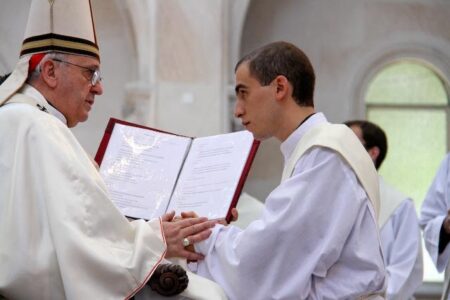 El brazo derecho oficioso de Bergoglio, Juan Cruz Villalón, durante una ceremonia en el Vaticano