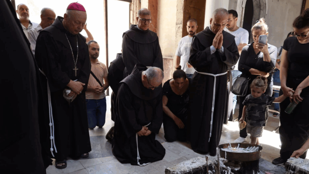 El franciscano Francesco Ielpo ora junto a frailes franciscanos en Tierra Santa.