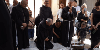 El franciscano Francesco Ielpo ora junto a frailes franciscanos en Tierra Santa.