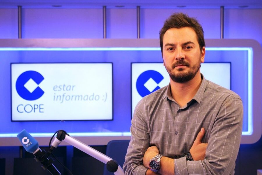 Jorge Bustos en los estudios de COPE tras ser elegido por los obispos como sucesor de Carlos Herrera