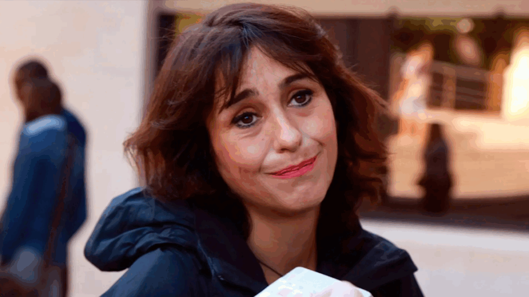 Mujer con expresión irónica, aludiendo a una reflexión crítica sobre el caso Juana Rivas.