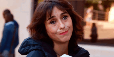 Mujer con expresión irónica, aludiendo a una reflexión crítica sobre el caso Juana Rivas.