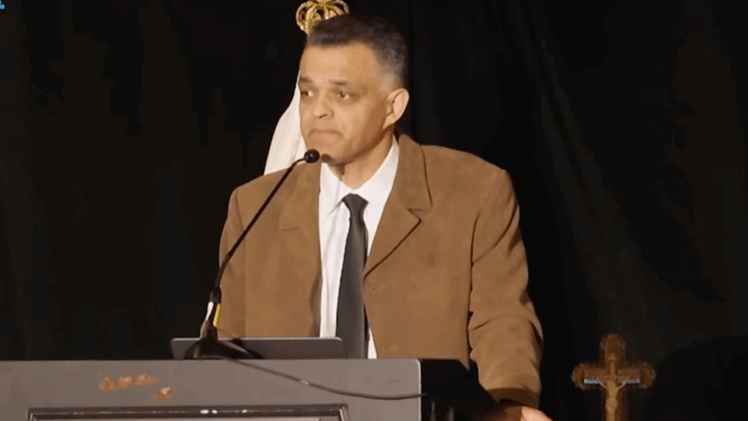 John-Henry Westen, director de LifeSiteNews, en un podio.