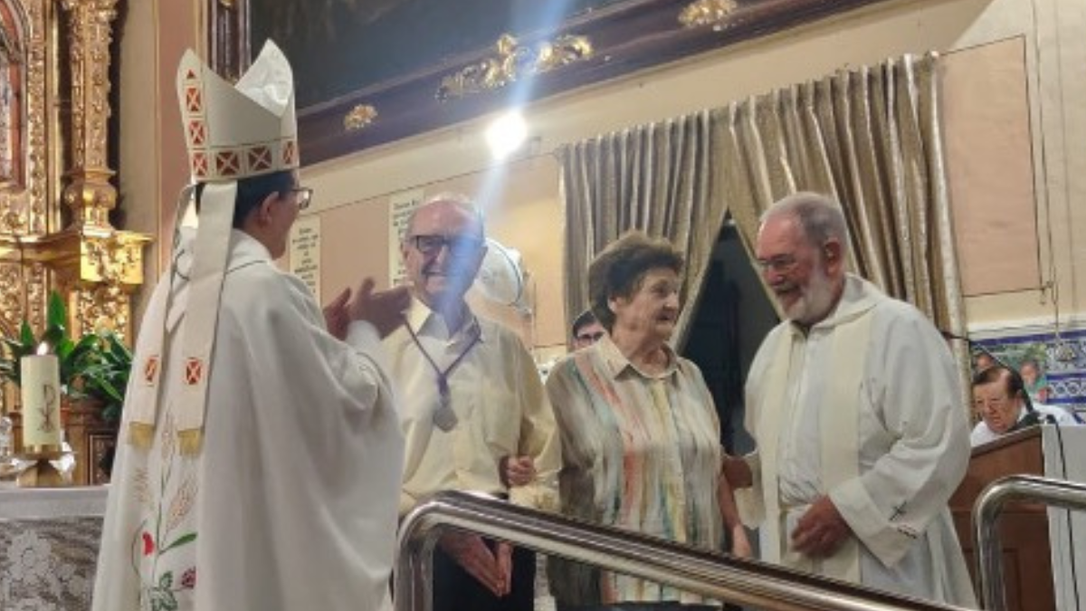 Entrega de la Medalla Pro Ecclesia Hispalense a Manolo Manaute, apóstol oculto en Sevilla, durante una ceremonia en la iglesia.